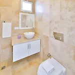 Oezge Vila *