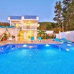Oezge Vila *